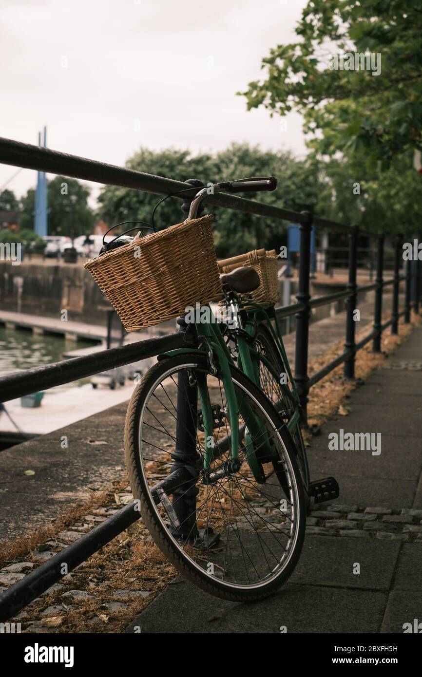 Ein traditionelles Fahrrad mit Körben, die sich gegen Geländer lehnen Stockfoto