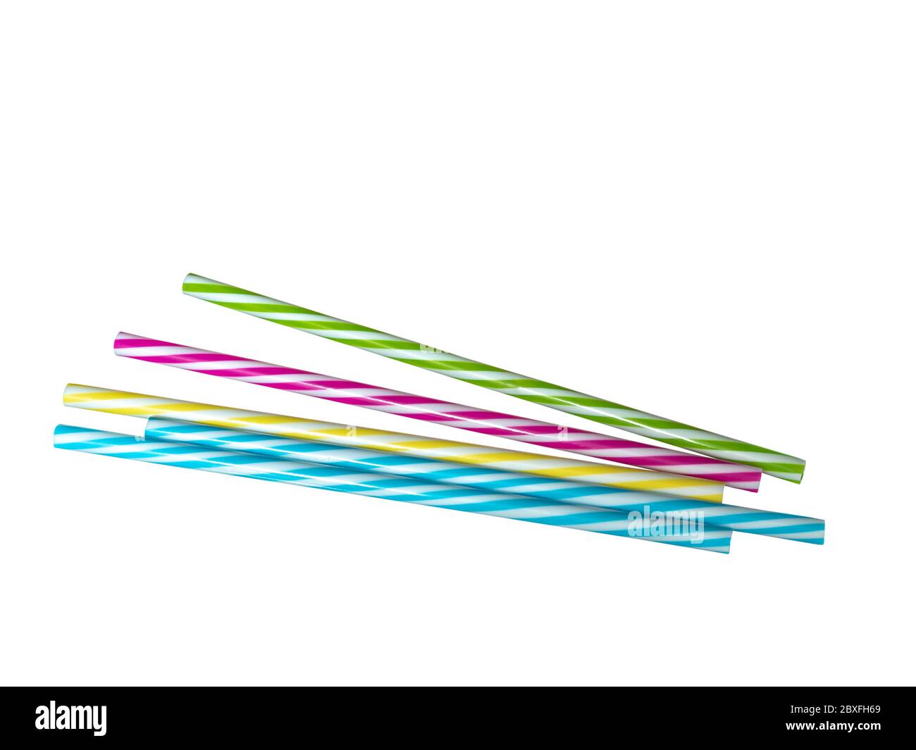 Farbig gestreifte Kunststoff Trinkhalme, weißer Hintergrund. Stockfoto