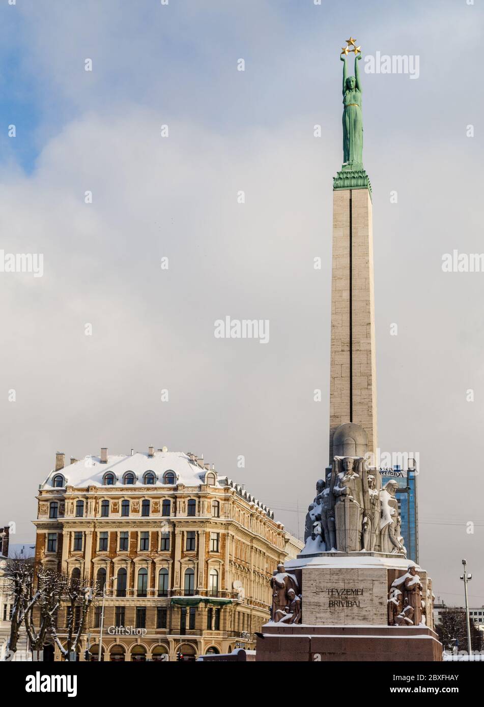 RIGA, LETTLAND - 3. JAN 2017: Die Vorderseite des Freiheitsdenkmals im Zentrum von Riga während des Tages im Winter. Das Denkmal ist denen gewidmet, die l Stockfoto