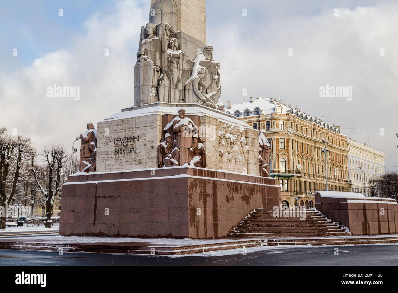 RIGA, LETTLAND - 3. JAN 2017: Nahaufnahme des Freiheitsdenkmals im Zentrum von Riga während des Tages im Winter. Das Denkmal ist denen gewidmet, die Stockfoto