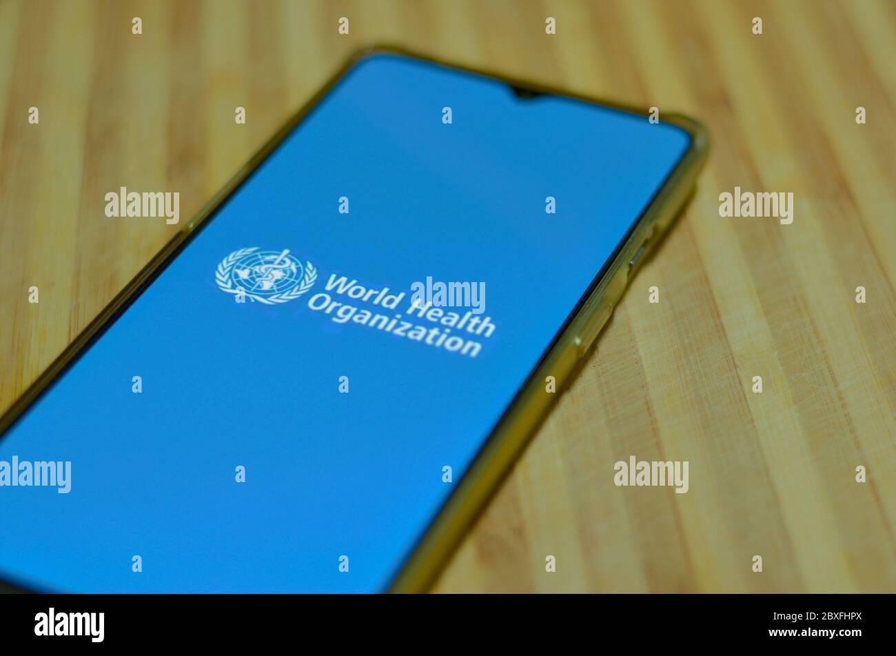 Genf, Schweiz, 2020. Flach liegend mit Handy-Bildschirm zeigt World Health Organisation (WHO) Landing Page & Emblem. Spezialisierte Agentur der Einheit Stockfoto