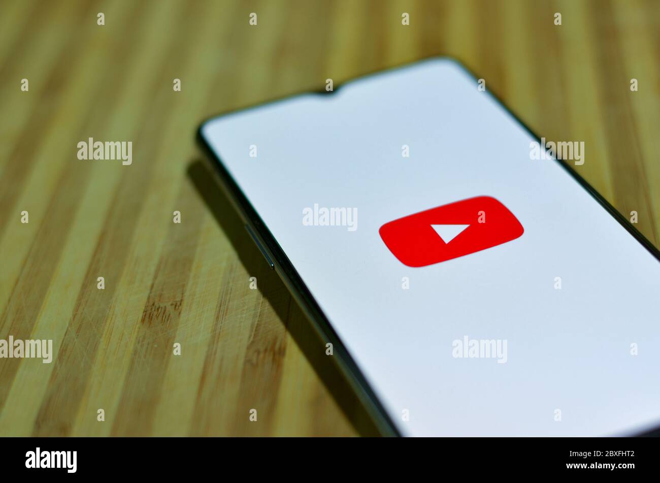 London, Großbritannien, 2020. Flaches Lay von Youtube App-Symbol auf dem Smartphone-Bildschirm auf dem Display auf einem Holzbrett Hintergrund Stockfoto