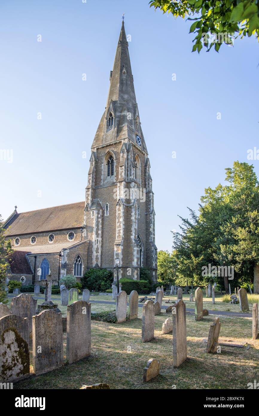 Die Pfarrkirche St. James in weybridge surrey Stockfoto