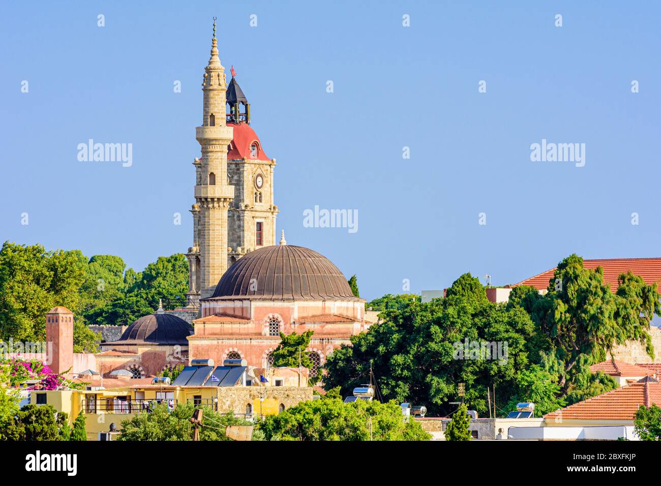 Mittelalterlicher Uhrturm Roloi hinter der imposanten Moschee von Suleiman, in der Altstadt von Rhodos, Griechenland Stockfoto