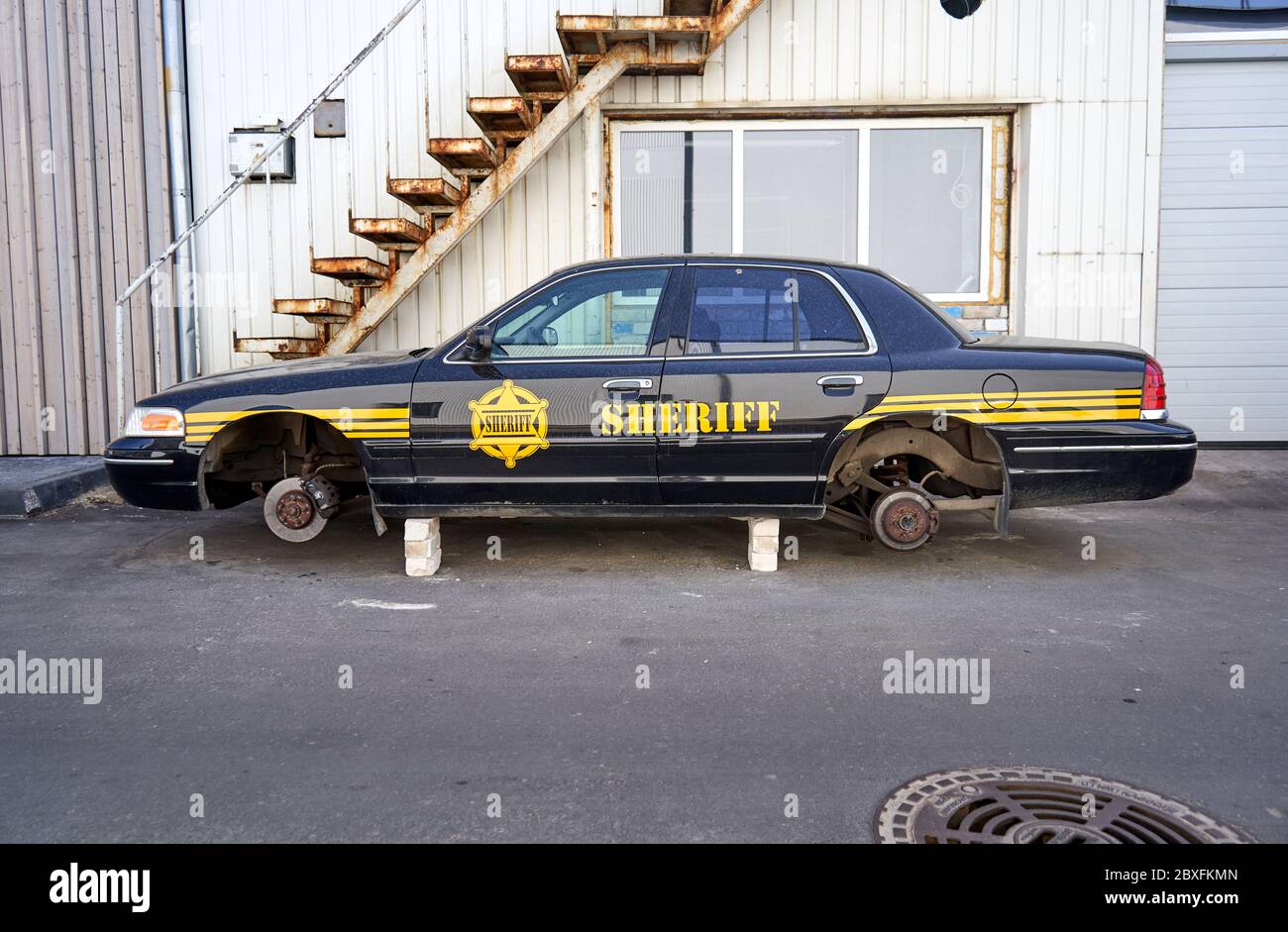 Altes Sheriff Auto ohne Räder auf der Straße Stockfoto