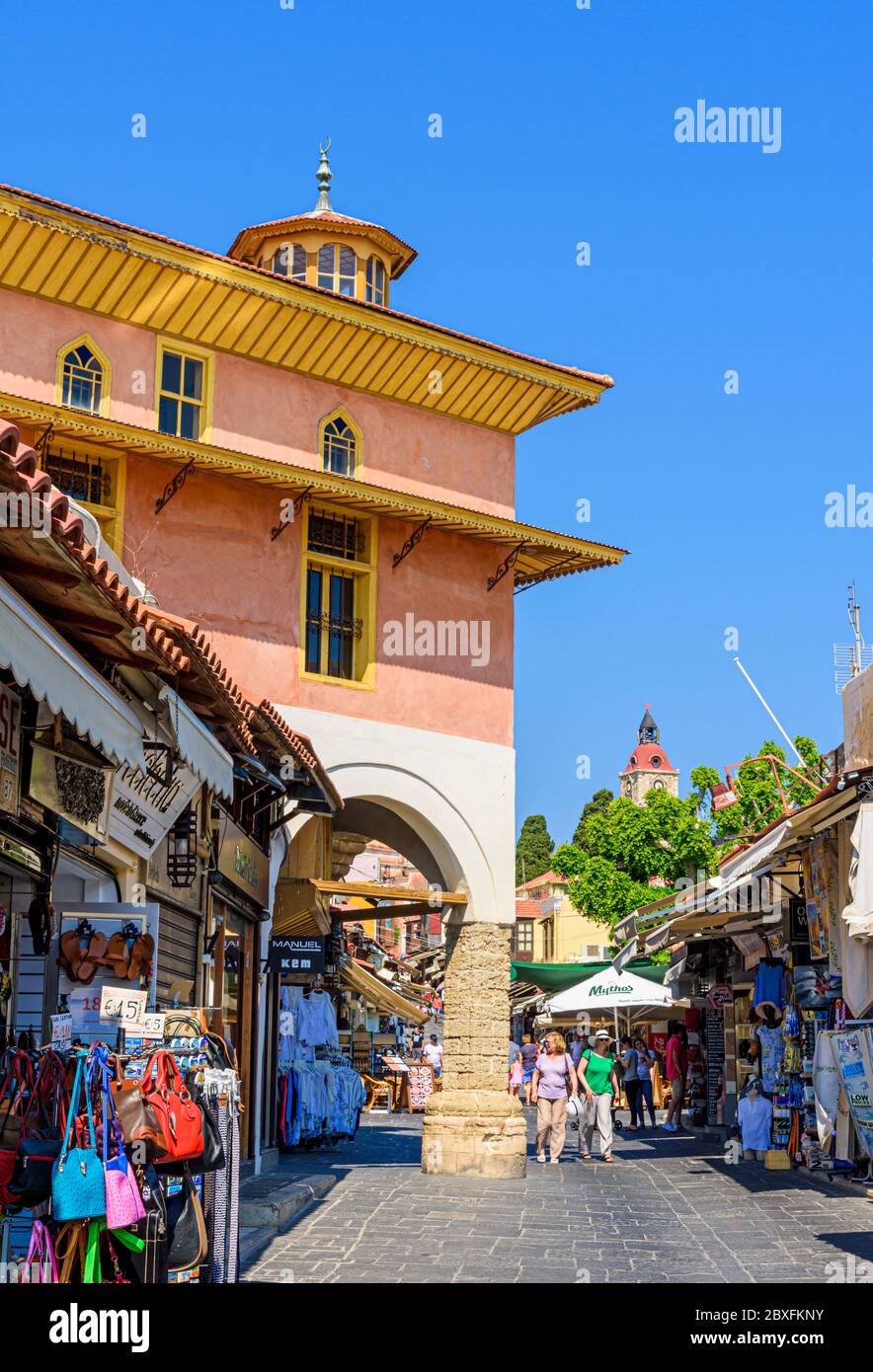 Geschäfte unter Aga Camii entlang des touristischen Souvenir-Streifens der Straße Socratous in Rhodos-Stadt, Griechenland Stockfoto