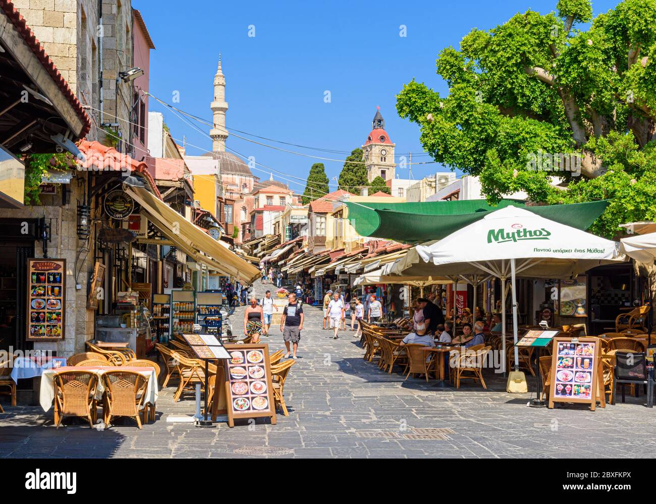 Cafe und Shop säumt Socratous St. in der Altstadt von Rhodos Stadt, Griechenland Stockfoto