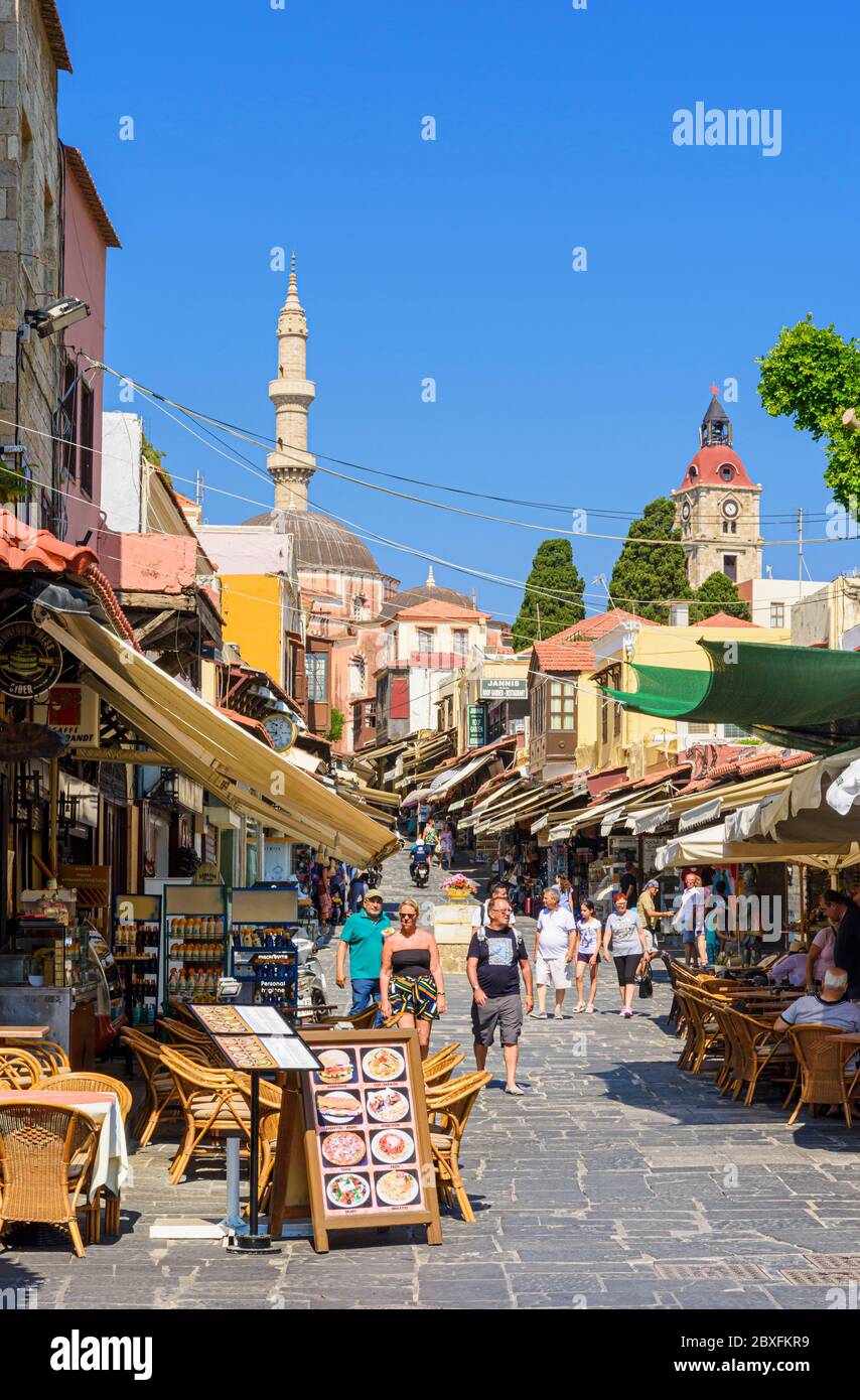 Cafe und Shop säumt Socratous St. in der Altstadt von Rhodos Stadt, Griechenland Stockfoto
