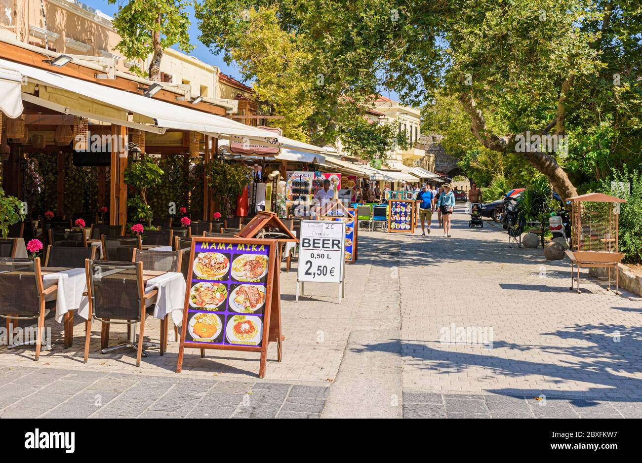 Café und Restaurant säumten Orpheus St. in der Altstadt von Rhodos Stadt, Griechenland Stockfoto