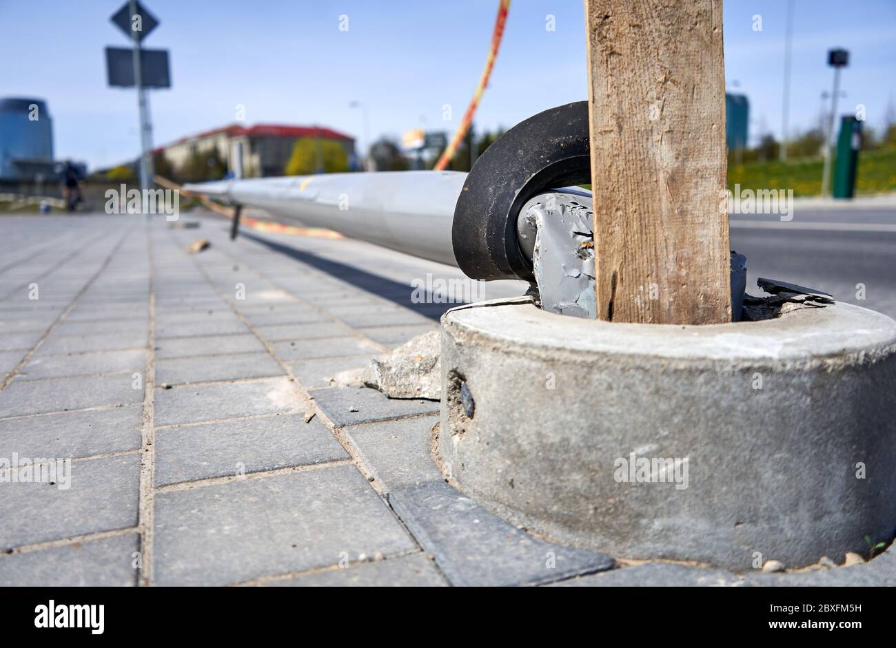 Lichtmast fiel auf den Boden nach dem Akident Stockfoto