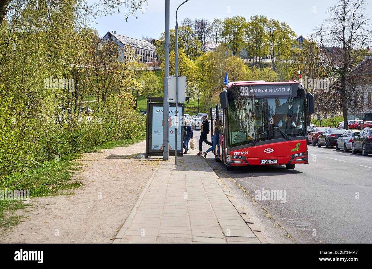 Bushaltestelle auf der Straße in Vilnius Stockfoto