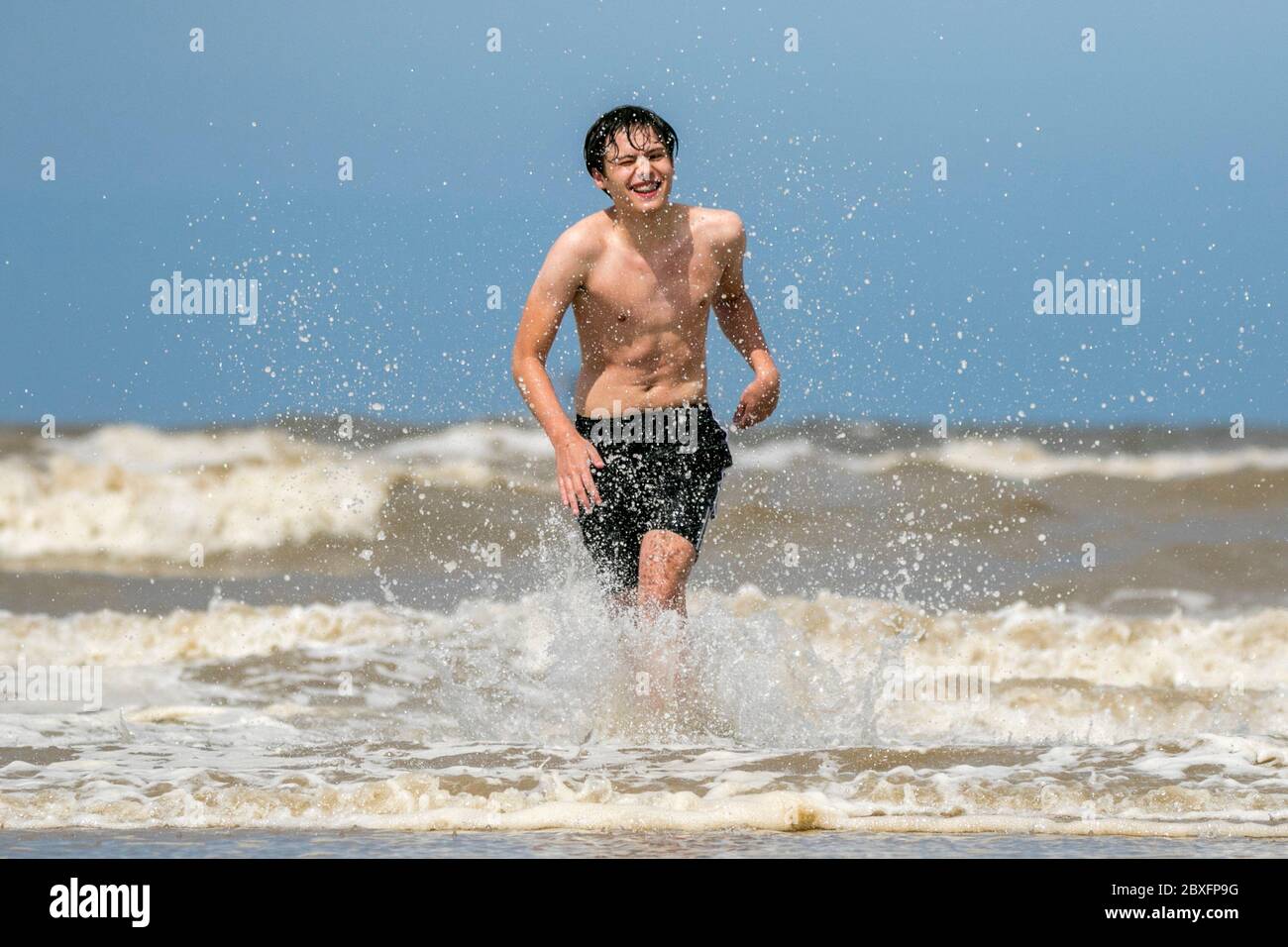 Southport, Merseyside, 7. Juni 2020. Ein schöner Tag am Strand, als Elliot Swinden und seine Freunde, alle qualifizierten Rettungsschwimmer, sich austoben, da sie viel Spaß beim Spielen im Meer vor Southport Beach in Merseyside haben. Quelle: Cernan Elias/Alamy Live News Stockfoto