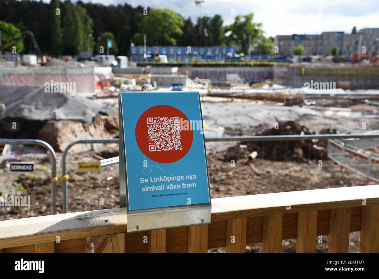 Linkoping, Schweden 20200604 Bau einer neuen Hallenschwimmhalle in Linköping. Das Gebäude ist Teil von Folkungavallen, wo es früher Fußball und Leichtathletik gespielt wurde. QR-Code aus dem englischen Quick Response-System ist ein patentierter und namensgeschützter Standard für Rastercodes; zweidimensionale Codes für das optische Lesen. Foto Jeppe Gustafsson Stockfoto