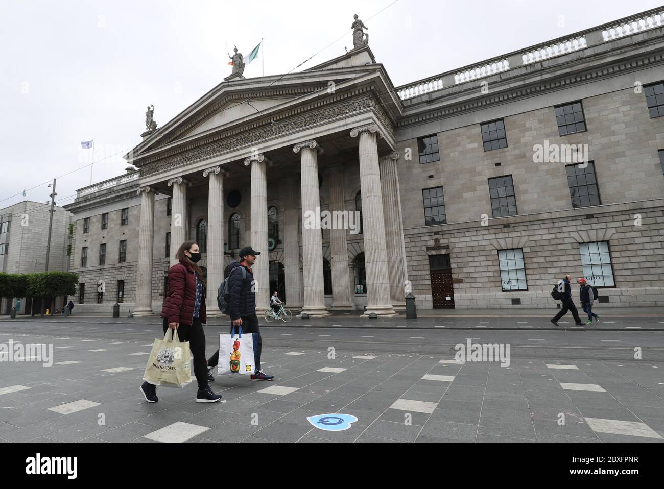 Vor dem GPO in der O'Connell Street in Dublin werden vor seiner Wiedereröffnung als Phase zwei des irischen Coronavirus-Wiederherstellungs-Fahrplans am Montag wie geplant weitere Maßnahmen für spätere Phasen eingeleitet. Stockfoto