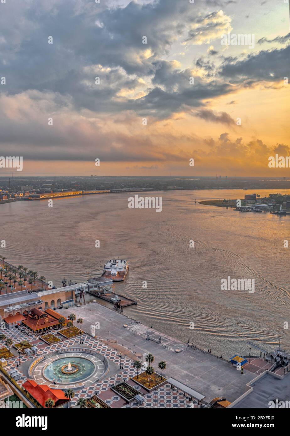 Ansicht des Mississippi-Flusses im Hochformat vom Hilton Hotel in New Orleans früh am Morgen Stockfoto