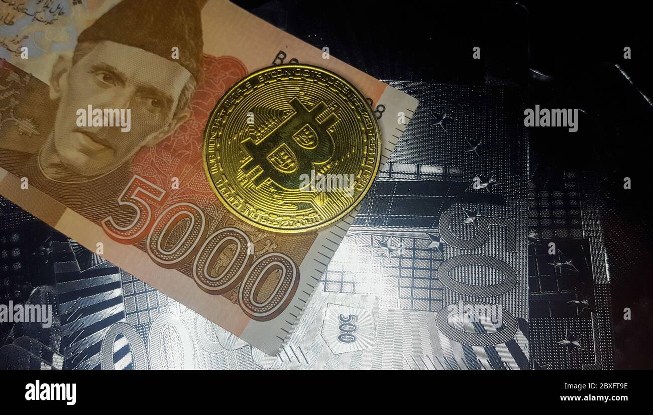 Golden BitCoin auf die fünf Tausend pakistanische Rupien Hinweis Stockfoto