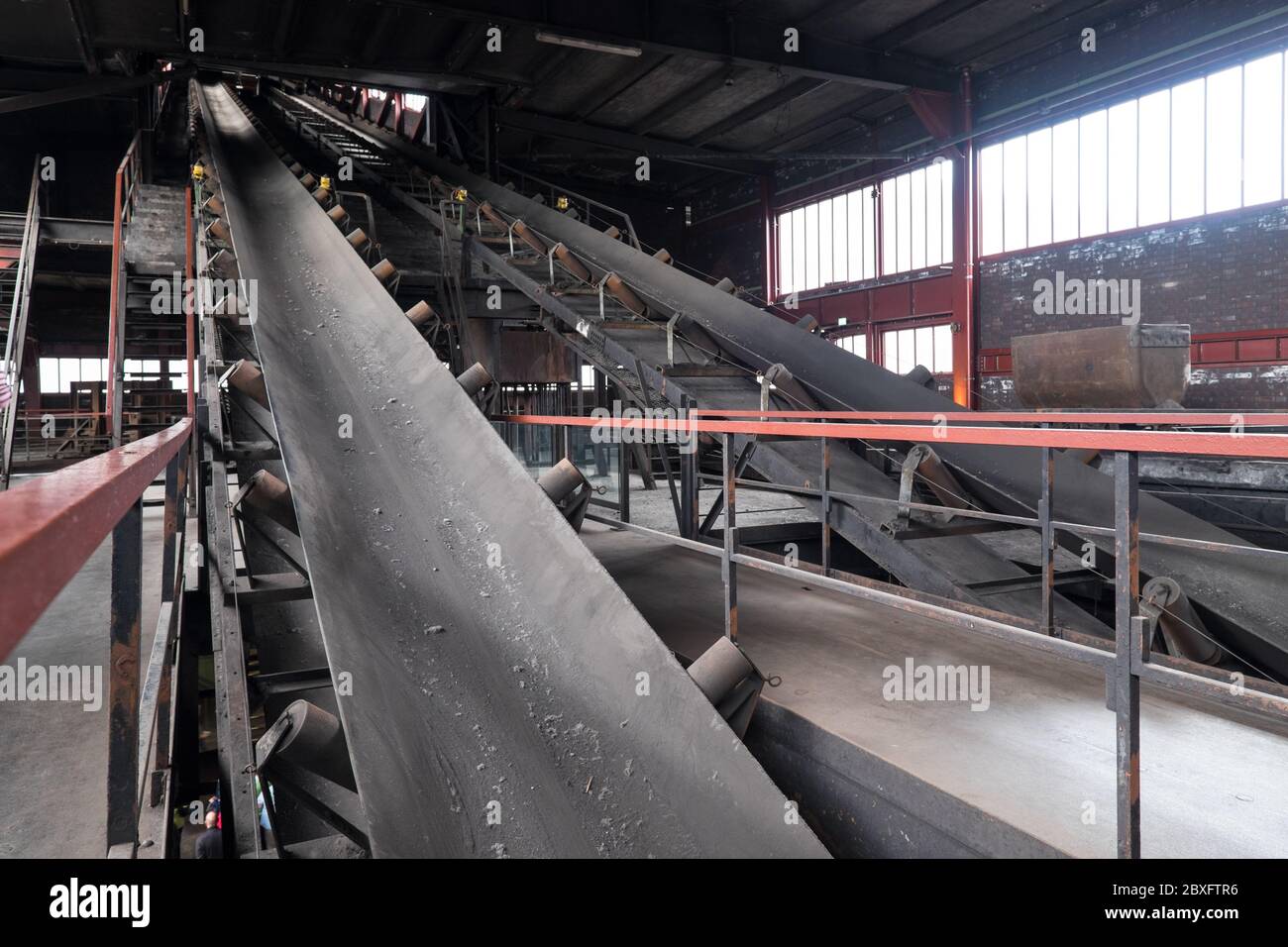 Alte Produktionslinien im ehemaligen Kohlebergwerk-Industriegebäude bei Zeche Zollverein in Essen, Deutschland. Stockfoto
