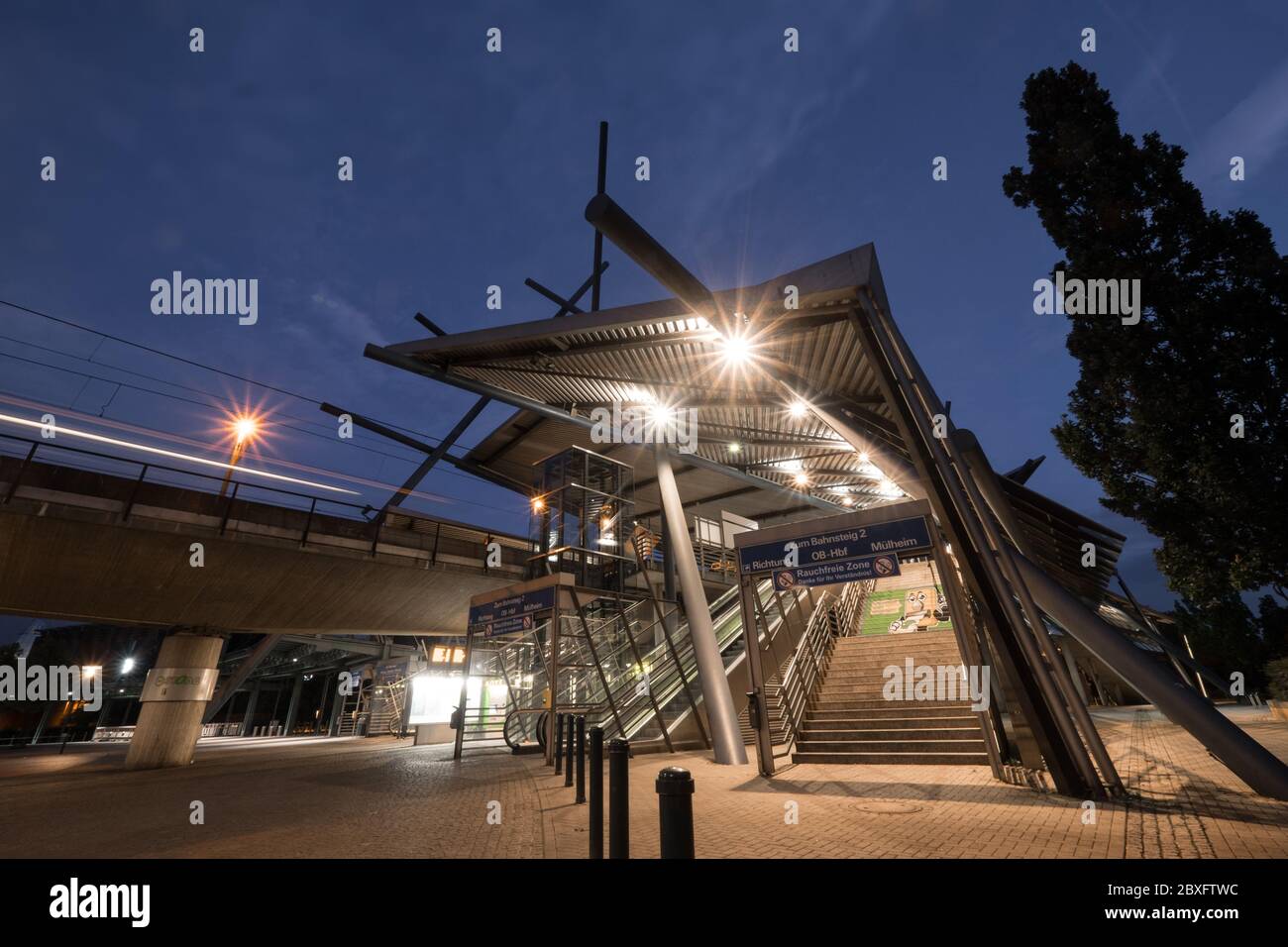 Nachtaufnahme der U-Bahn-Station Neue Mitte, faszinieren den Architekturstil mit herausragender Dach- und Säulenstruktur vor dem Centro in Deutschland Stockfoto