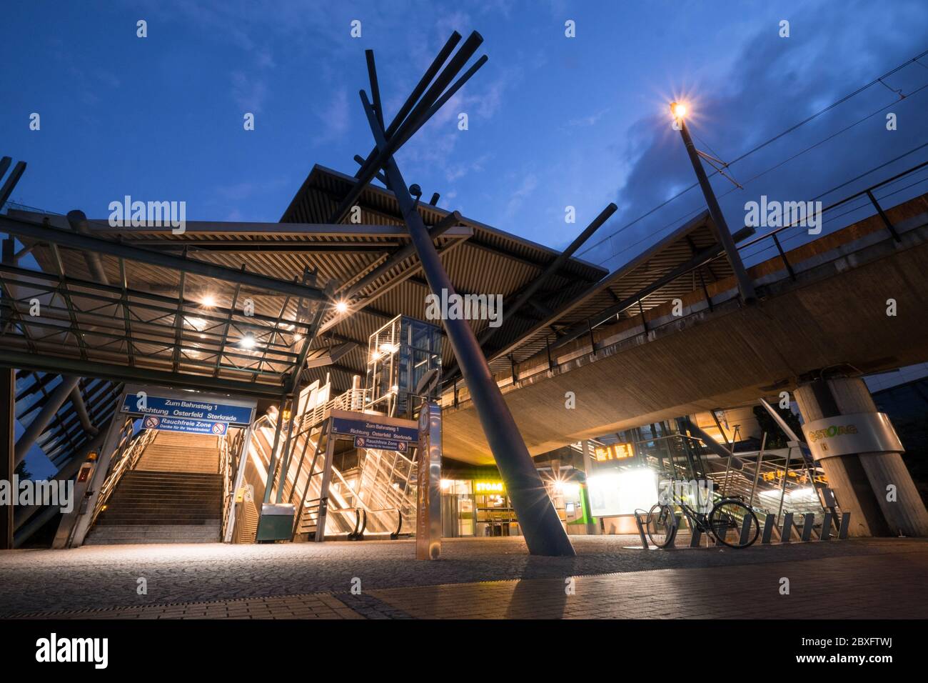 Nachtaufnahme der U-Bahn-Station Neue Mitte, faszinieren den Architekturstil mit herausragender Dach- und Säulenstruktur vor dem Centro in Deutschland Stockfoto