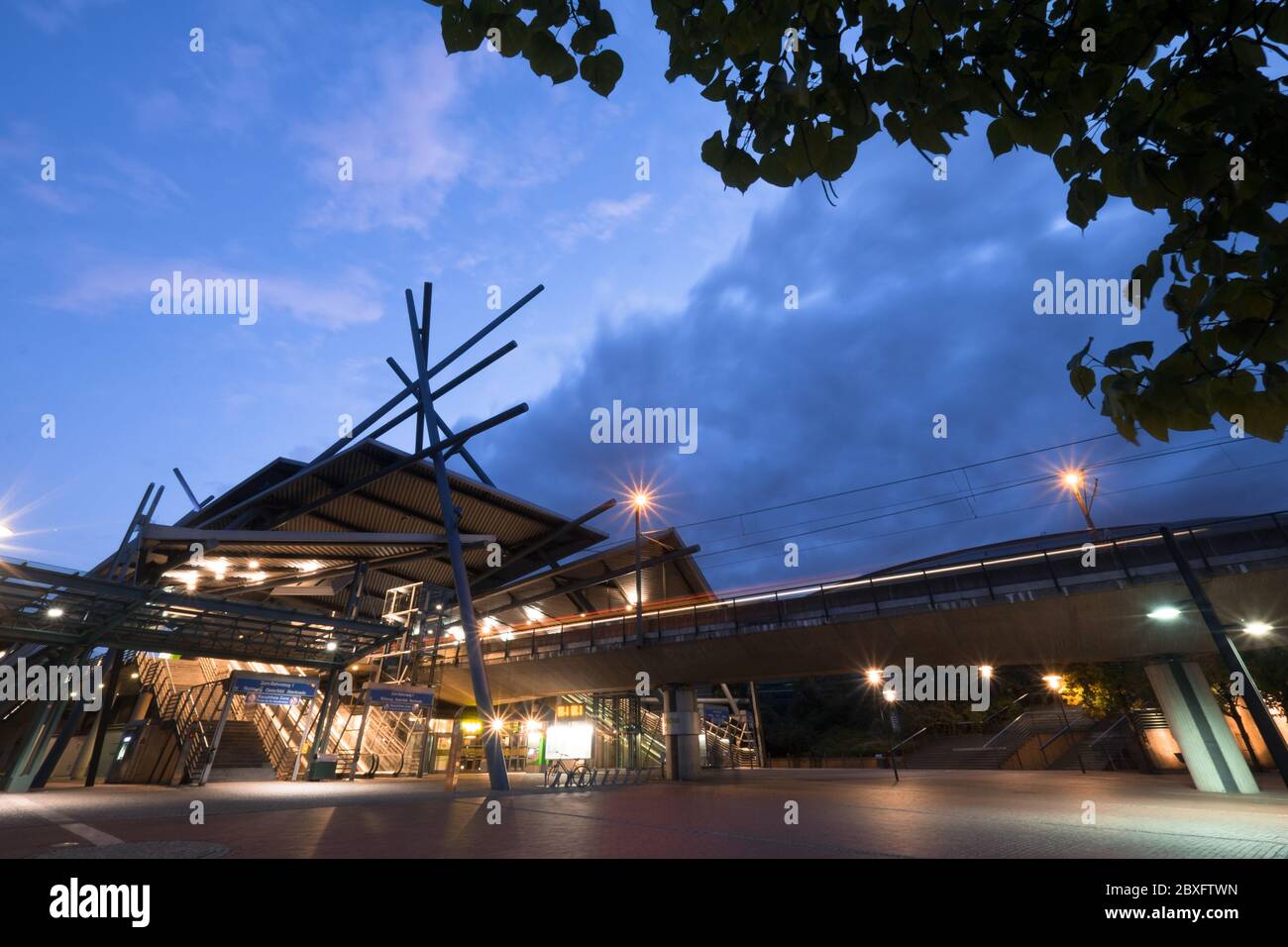 Nachtaufnahme der U-Bahn-Station Neue Mitte, faszinieren den Architekturstil mit herausragender Dach- und Säulenstruktur vor dem Centro in Deutschland Stockfoto