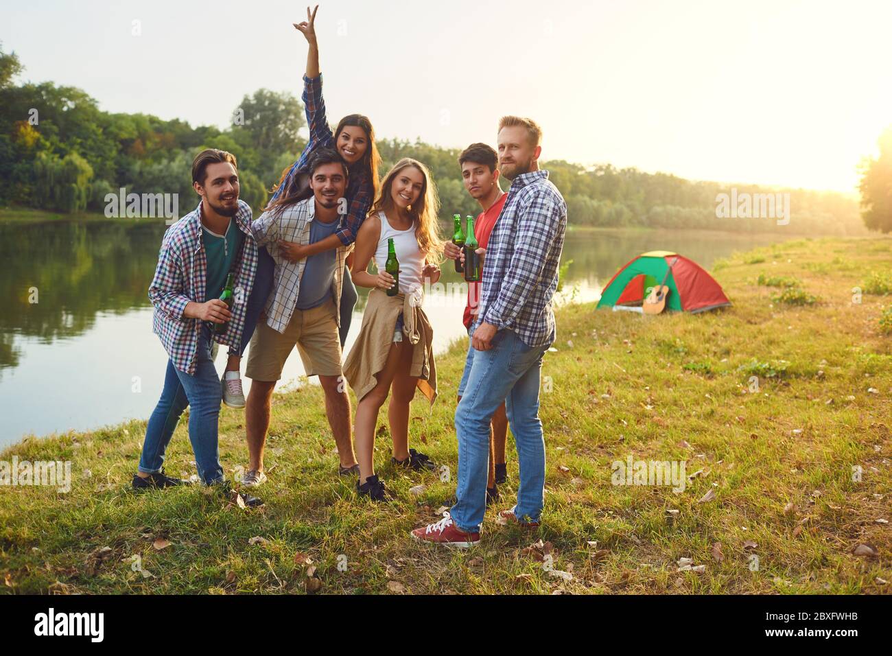 Gruppe von Menschen Lächeln, stehend auf einem Picknick Stockfoto