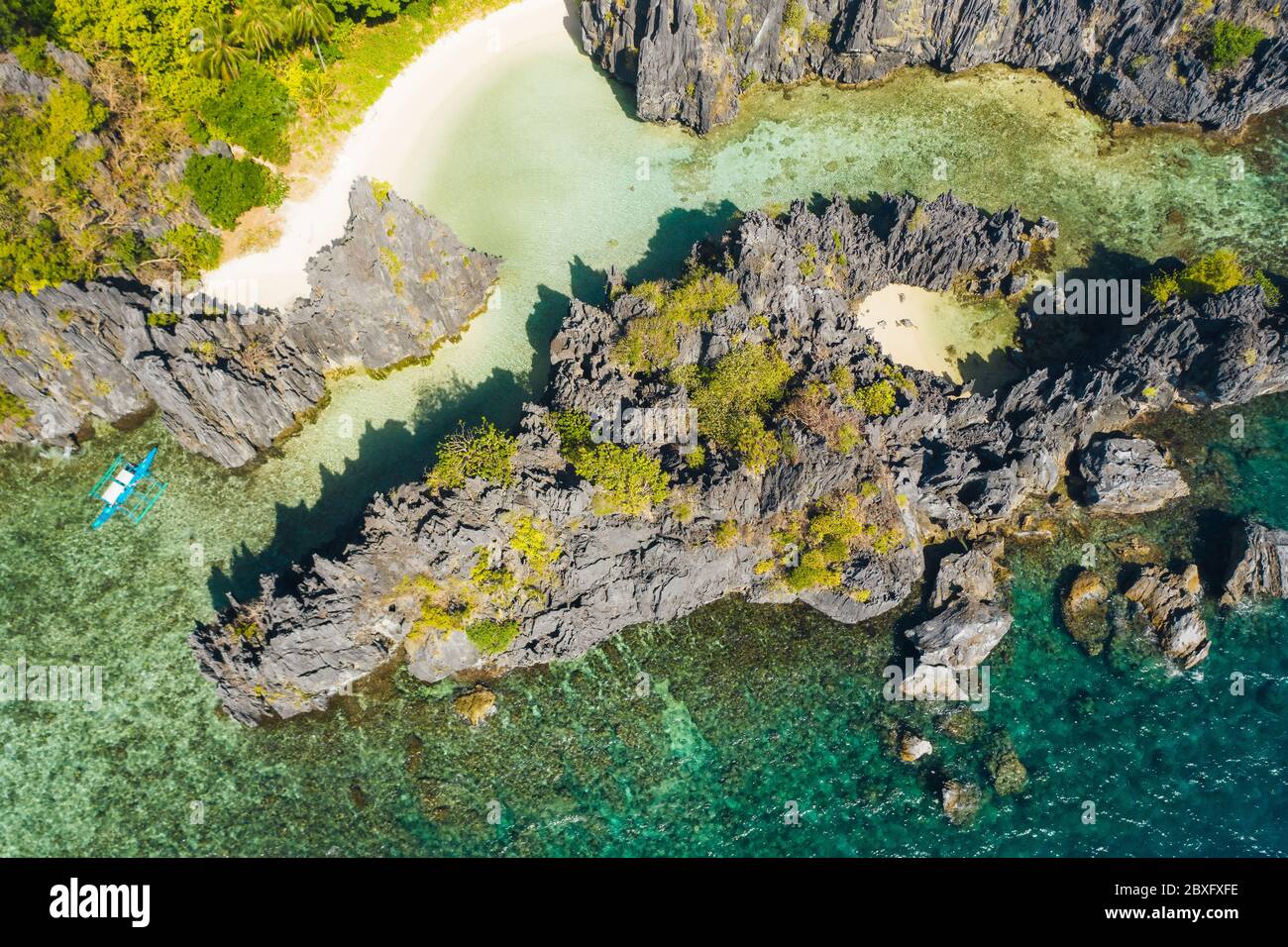 Nationalpark El Nido Palawan. Versteckte Lagune umgeben von Kalkstein Felsen. Weißer Strand auf touristischen Routen in den Philippinen. Felsige Formationen auf einem Stockfoto