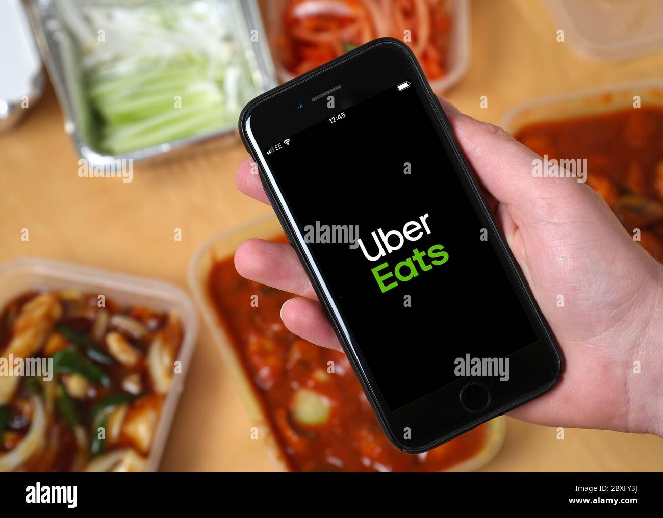Ein chinesisches Mitnehmen bestellt auf der Uber Eats App. (Nur redaktionelle Verwendung) Stockfoto
