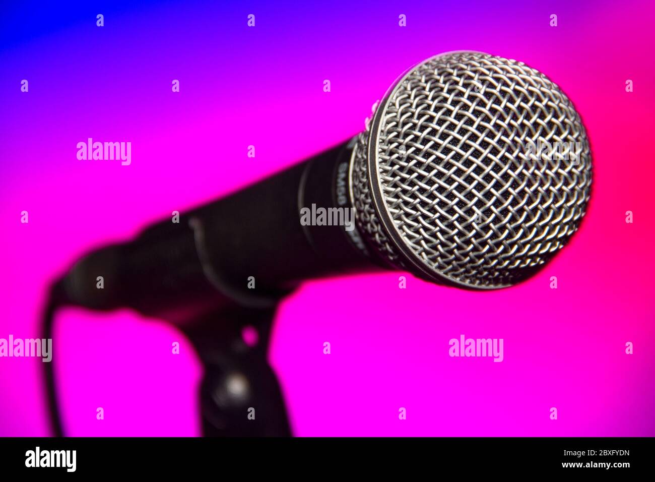 Singen live auf Luft Freisprechmikrofon shure dynamische sm58 offene Mikrofon Gig Stockfoto
