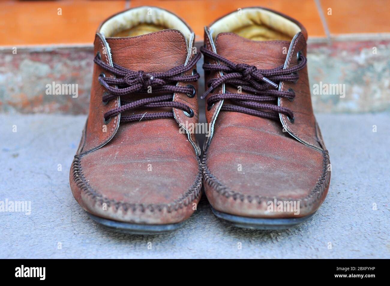 Braune Lederschuhe mit Schnürsenkeln wurden zur Seite gelegt. Stockfoto