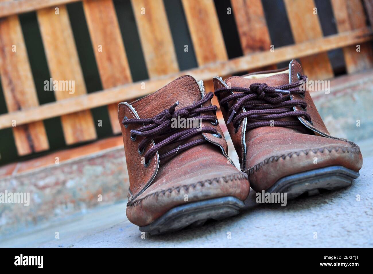 Braune Lederschuhe mit Schnürsenkeln wurden zur Seite gelegt. Stockfoto