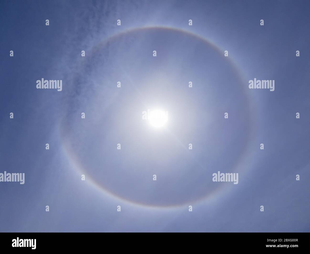 Solar Corona (Plural Coronae - optisches Phänomen). Das ist einem anderen optischen Phänomen sehr ähnlich - Halo, das im Winter auftritt. Stockfoto
