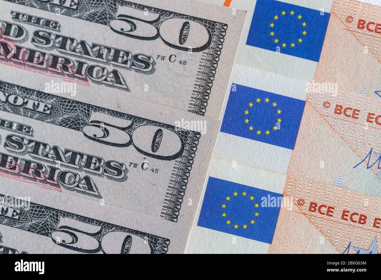Banknoten von Euro und Dollar, Symbole von zwei Währungssystemen, Konzept, führende Weltwirtschaft Stockfoto