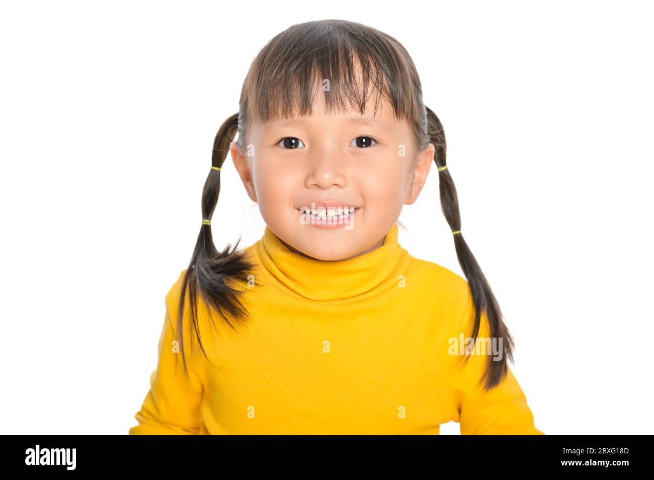 Asiatische lächelnd kleines Mädchen Lächeln und Blick auf die Kamera Freude positive Emotionen und glückliche Kindheit Konzept auf weißem Hintergrund Stockfoto