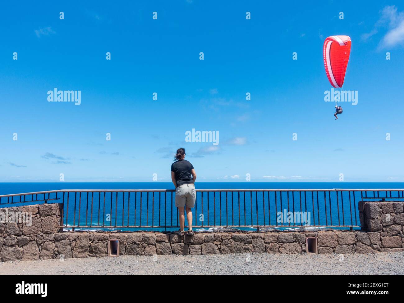 Las Palmas, Gran Canaria, Kanarische Inseln, Spanien. Juni 2020. Paragleiter in herrlicher Sonne an der Nordküste von Gran Canaria. Auf den Kanarischen Inseln und in vielen anderen Regionen Spaniens werden die Beschränkungen weiter gelockert, wenn sie am Montag, den 8. Juni, in die Phase 3 der Lockdown Lockdown-Lockerung eintreten. Quelle: Alan Dawson/Alamy Live News Stockfoto