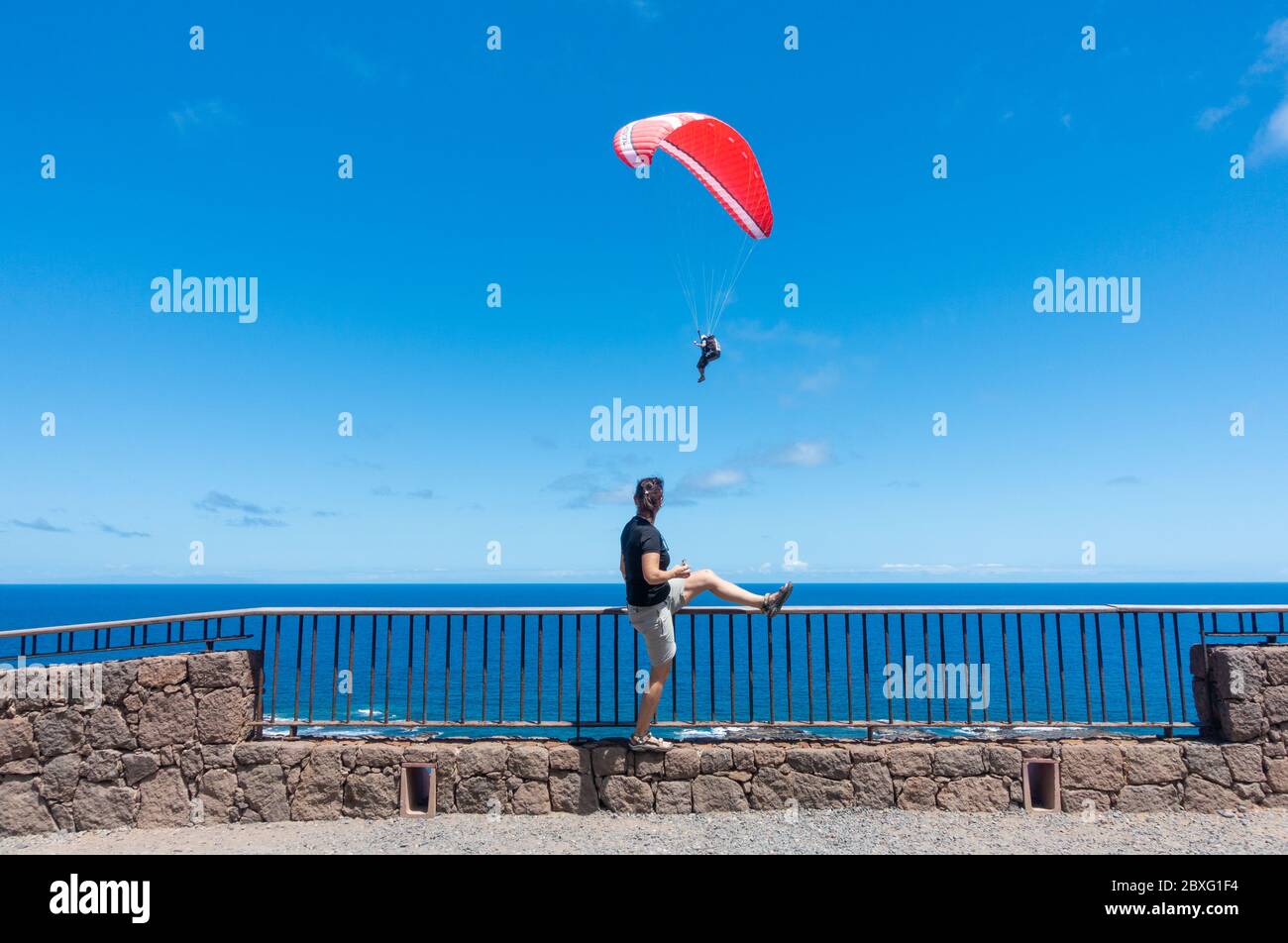 Las Palmas, Gran Canaria, Kanarische Inseln, Spanien. Juni 2020. Paragleiter in herrlicher Sonne an der Nordküste von Gran Canaria. Auf den Kanarischen Inseln und in vielen anderen Regionen Spaniens werden die Beschränkungen weiter gelockert, wenn sie am Montag, den 8. Juni, in die Phase 3 der Lockdown Lockdown-Lockerung eintreten. Quelle: Alan Dawson/Alamy Live News Stockfoto