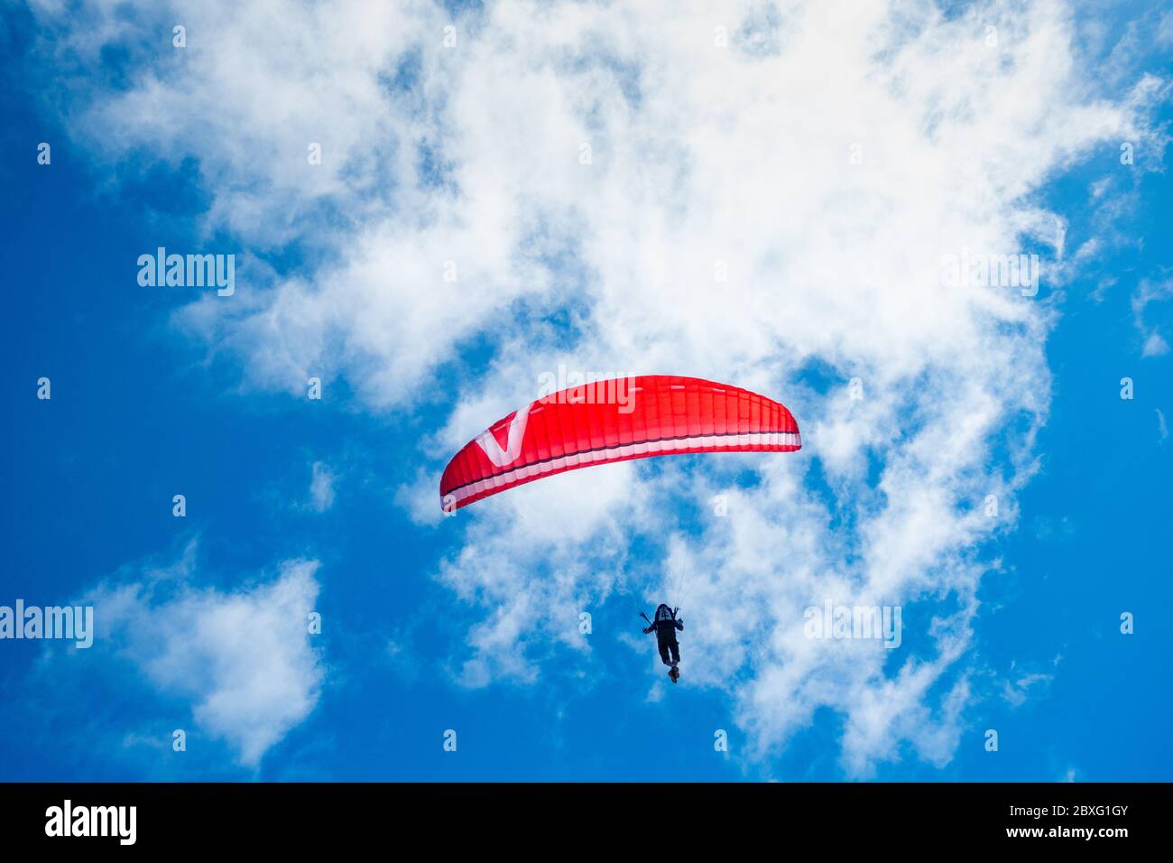Las Palmas, Gran Canaria, Kanarische Inseln, Spanien. Juni 2020. Paragleiter in herrlicher Sonne an der Nordküste von Gran Canaria. Auf den Kanarischen Inseln und in vielen anderen Regionen Spaniens werden die Beschränkungen weiter gelockert, wenn sie am Montag, den 8. Juni, in die Phase 3 der Lockdown Lockdown-Lockerung eintreten. Quelle: Alan Dawson/Alamy Live News Stockfoto