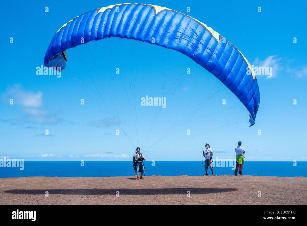 Las Palmas, Gran Canaria, Kanarische Inseln, Spanien. Juni 2020. Paragleiter in herrlicher Sonne an der Nordküste von Gran Canaria. Auf den Kanarischen Inseln und in vielen anderen Regionen Spaniens werden die Beschränkungen weiter gelockert, wenn sie am Montag, den 8. Juni, in die Phase 3 der Lockdown Lockdown-Lockerung eintreten. Quelle: Alan Dawson/Alamy Live News Stockfoto