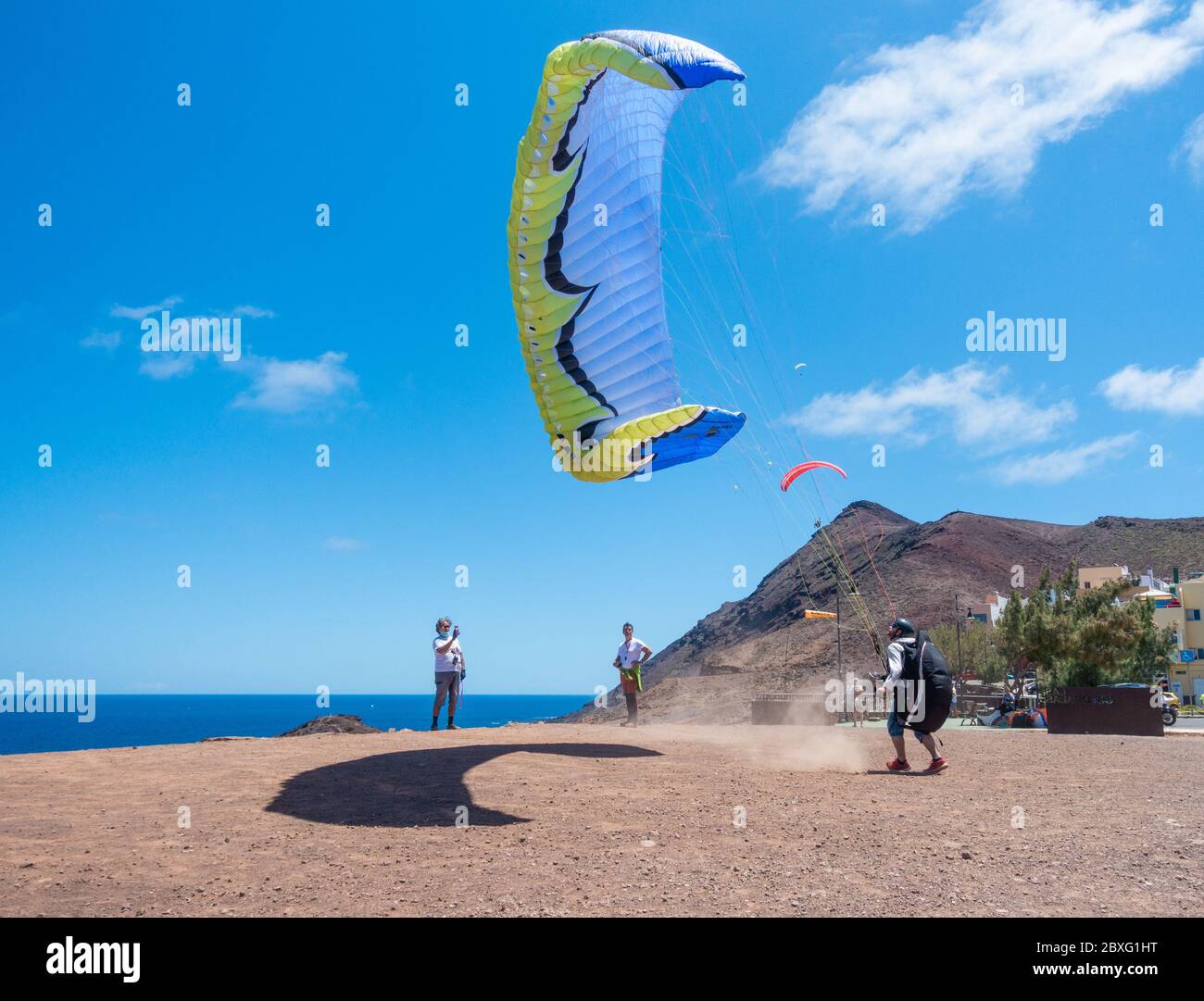 Las Palmas, Gran Canaria, Kanarische Inseln, Spanien. Juni 2020. Paragleiter in herrlicher Sonne an der Nordküste von Gran Canaria. Auf den Kanarischen Inseln und in vielen anderen Regionen Spaniens werden die Beschränkungen weiter gelockert, wenn sie am Montag, den 8. Juni, in die Phase 3 der Lockdown Lockdown-Lockerung eintreten. Quelle: Alan Dawson/Alamy Live News Stockfoto