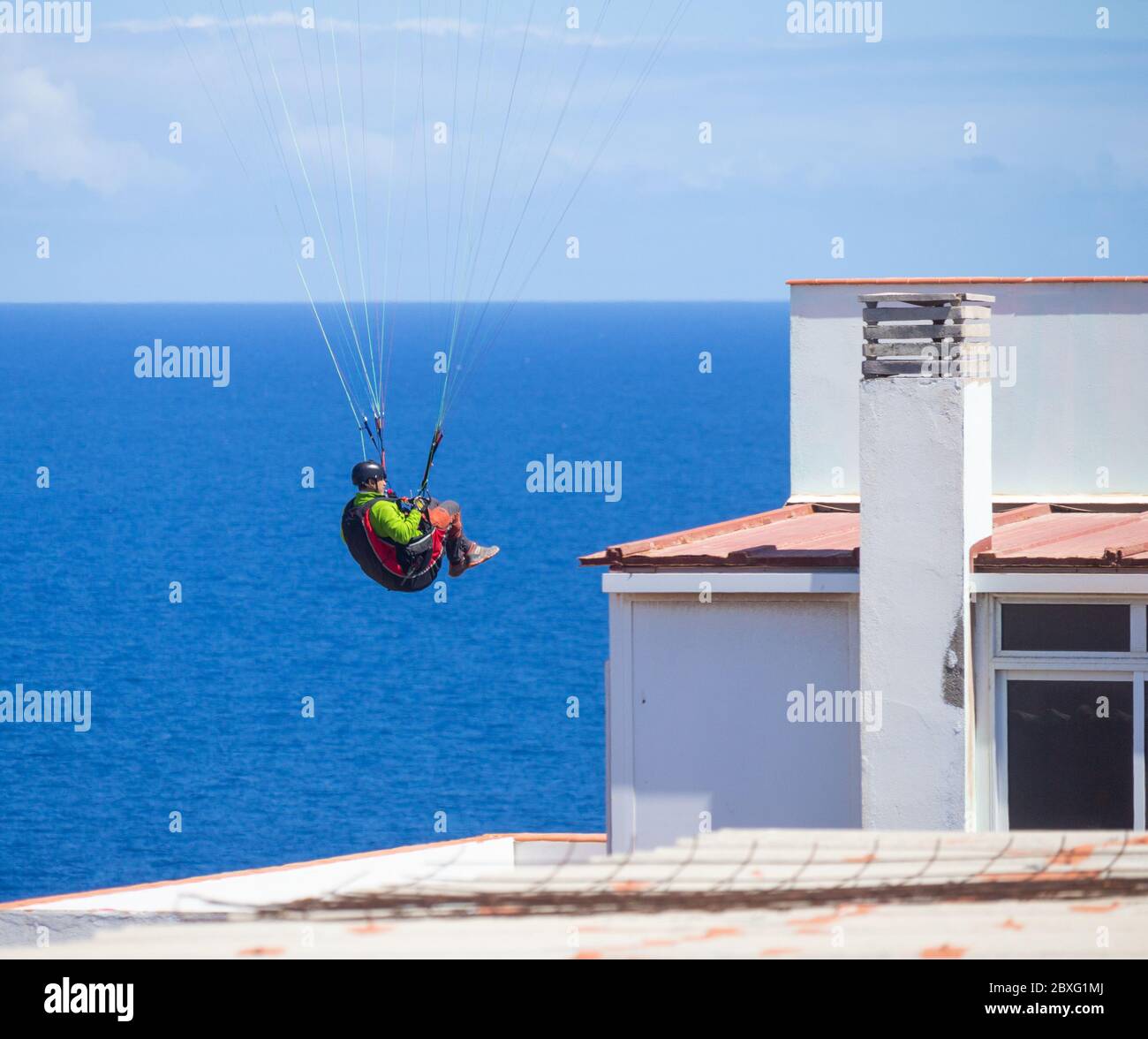 Las Palmas, Gran Canaria, Kanarische Inseln, Spanien. Juni 2020. Ein Paragleiter, der über Dächern an der Nordküste Gran Canarias fliegt. Auf den Kanarischen Inseln und in vielen anderen Regionen Spaniens werden die Beschränkungen weiter gelockert, wenn sie am Montag, den 8. Juni, in die Phase 3 der Lockdown Lockdown-Lockerung eintreten. Quelle: Alan Dawson/Alamy Live News Stockfoto