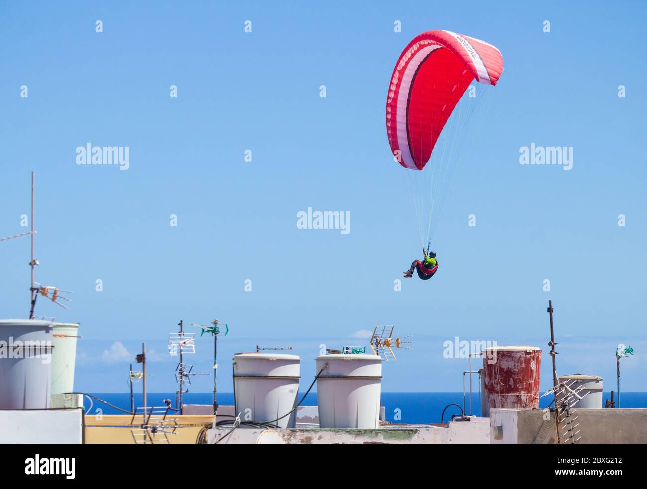 Las Palmas, Gran Canaria, Kanarische Inseln, Spanien. Juni 2020. Ein Paragleiter, der über Dächern an der Nordküste Gran Canarias fliegt. Auf den Kanarischen Inseln und in vielen anderen Regionen Spaniens werden die Beschränkungen weiter gelockert, wenn sie am Montag, den 8. Juni, in die Phase 3 der Lockdown Lockdown-Lockerung eintreten. Quelle: Alan Dawson/Alamy Live News Stockfoto