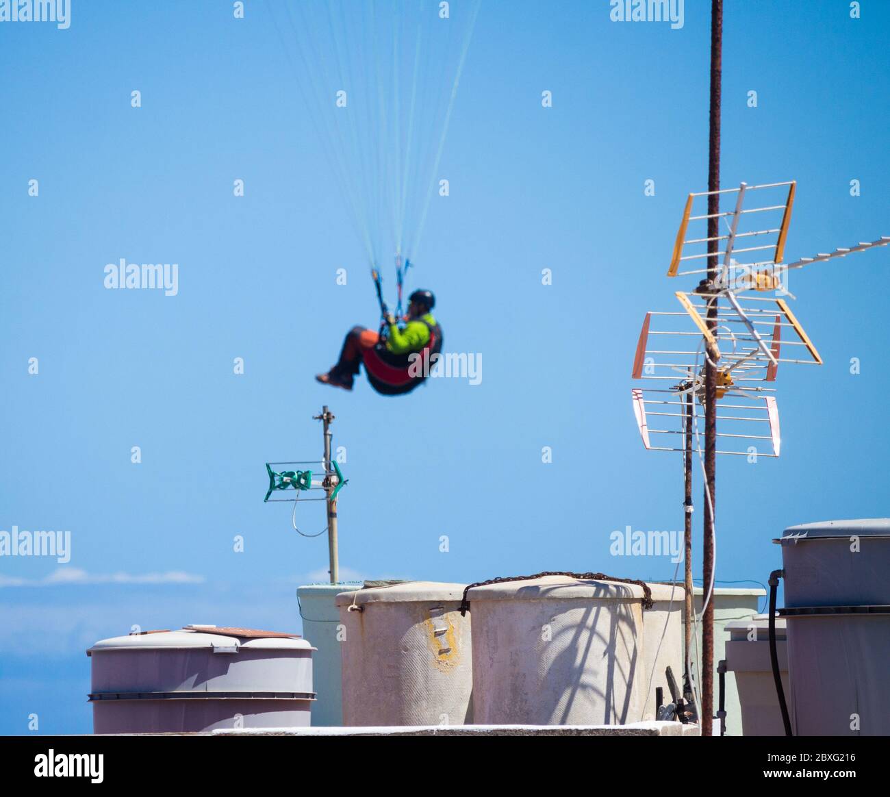 Las Palmas, Gran Canaria, Kanarische Inseln, Spanien. Juni 2020. Ein Paragleiter, der über Dächern an der Nordküste Gran Canarias fliegt. Auf den Kanarischen Inseln und in vielen anderen Regionen Spaniens werden die Beschränkungen weiter gelockert, wenn sie am Montag, den 8. Juni, in die Phase 3 der Lockdown Lockdown-Lockerung eintreten. Quelle: Alan Dawson/Alamy Live News Stockfoto