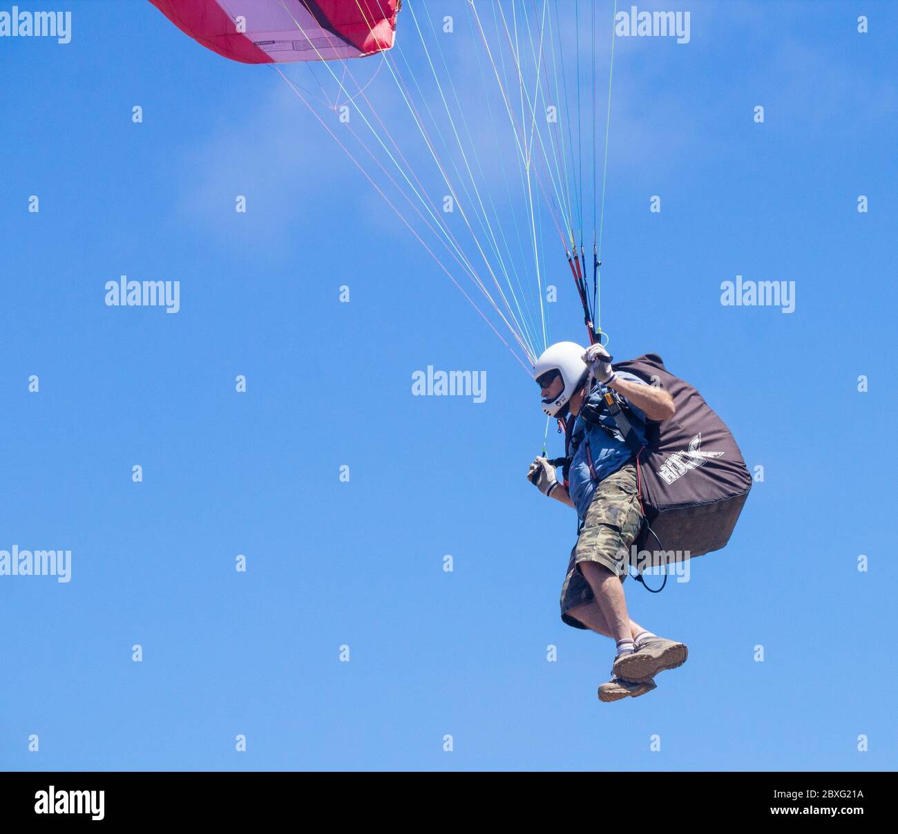 Las Palmas, Gran Canaria, Kanarische Inseln, Spanien. Juni 2020. Paragleiter in herrlicher Sonne an der Nordküste von Gran Canaria. Auf den Kanarischen Inseln und in vielen anderen Regionen Spaniens werden die Beschränkungen weiter gelockert, wenn sie am Montag, den 8. Juni, in die Phase 3 der Lockdown Lockdown-Lockerung eintreten. Quelle: Alan Dawson/Alamy Live News Stockfoto