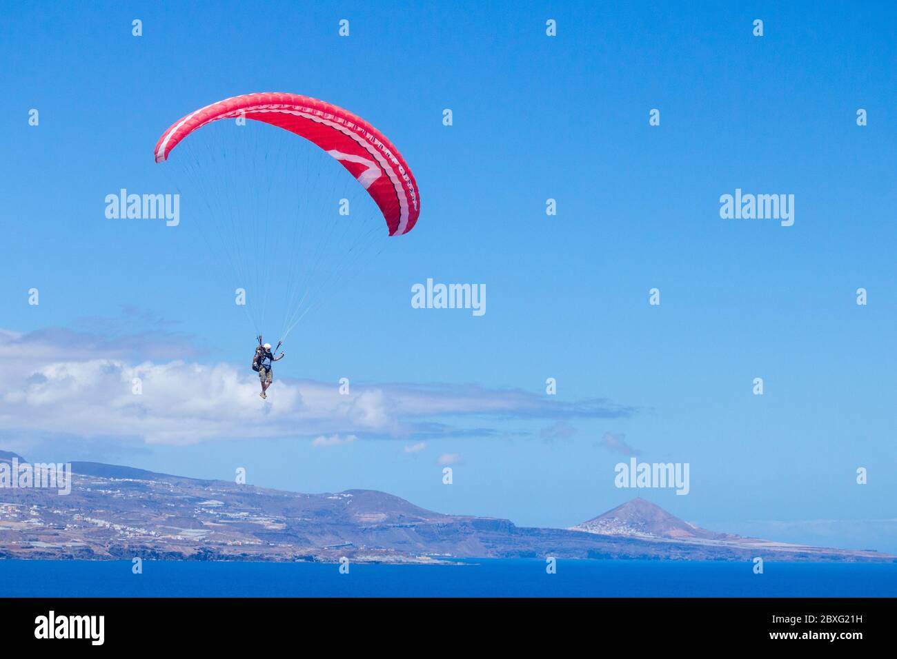 Las Palmas, Gran Canaria, Kanarische Inseln, Spanien. Juni 2020. Paragleiter in herrlicher Sonne an der Nordküste von Gran Canaria. Auf den Kanarischen Inseln und in vielen anderen Regionen Spaniens werden die Beschränkungen weiter gelockert, wenn sie am Montag, den 8. Juni, in die Phase 3 der Lockdown Lockdown-Lockerung eintreten. Quelle: Alan Dawson/Alamy Live News Stockfoto