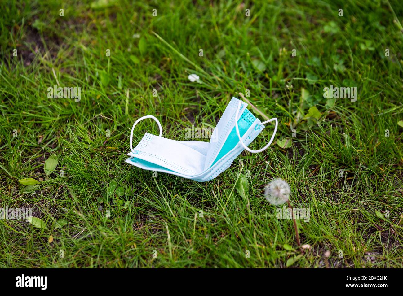 Medizinische Gesichtsmaske Auf Dem Boden. Einmal-Gesichtsmaske. Gebrauchte Surgical Maske Zufällig Auf Pflaster Geworfen. Falsche Entsorgung Der Verwendeten Gesichtsmaske. Verloren. F Stockfoto