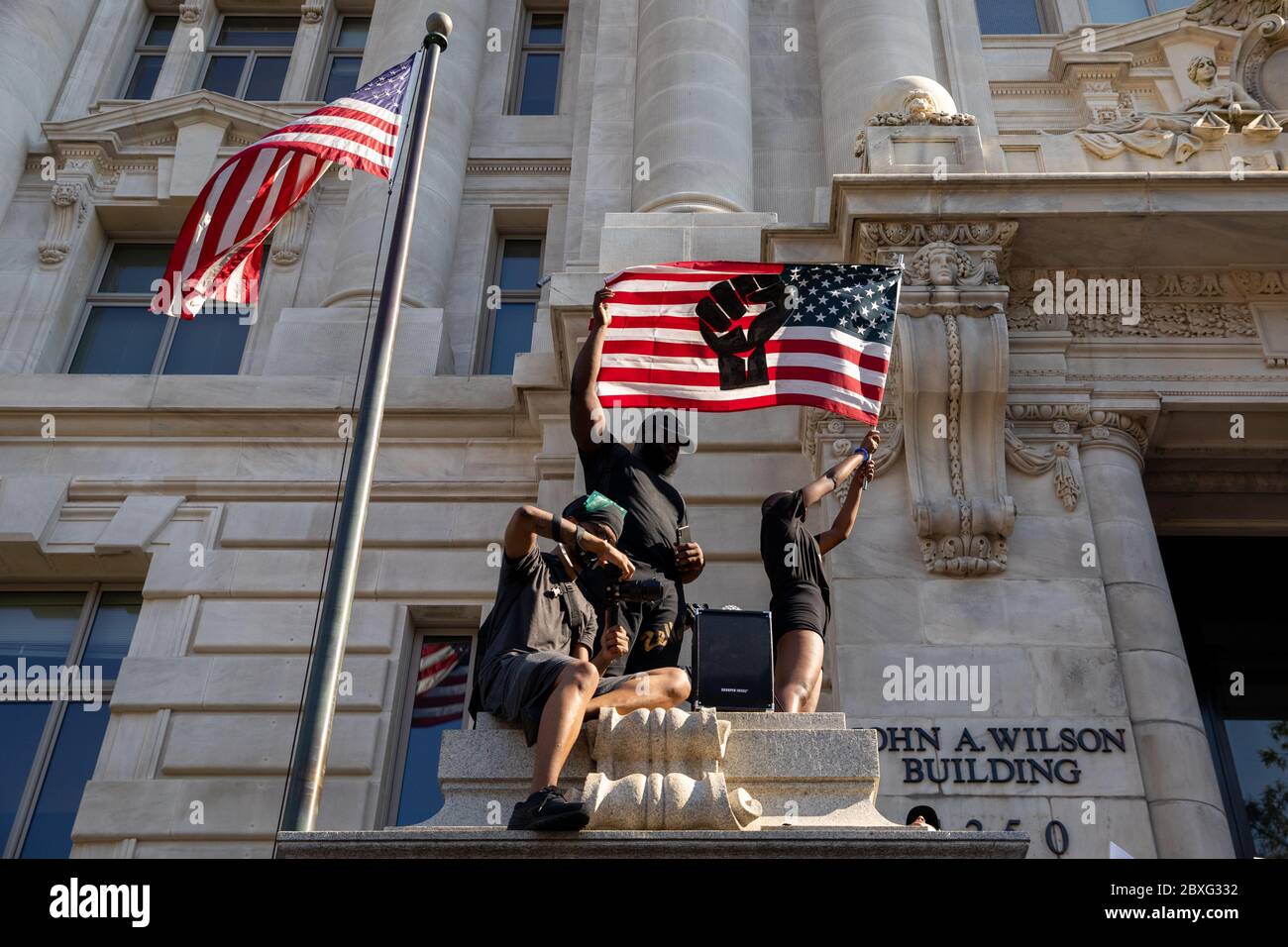 Demonstranten heben eine Flagge mit einem schwarzen Machtabzeichen vor dem Büro des Bürgermeisters Muriel Bowser in D.C. während eines marsches gegen Polizeibrutalität und Rassismus in Washington, DC am Samstag, 6. Juni 2020.Quelle: Amanda Andrade-Rhoades/CNP/MediaPunch Stockfoto