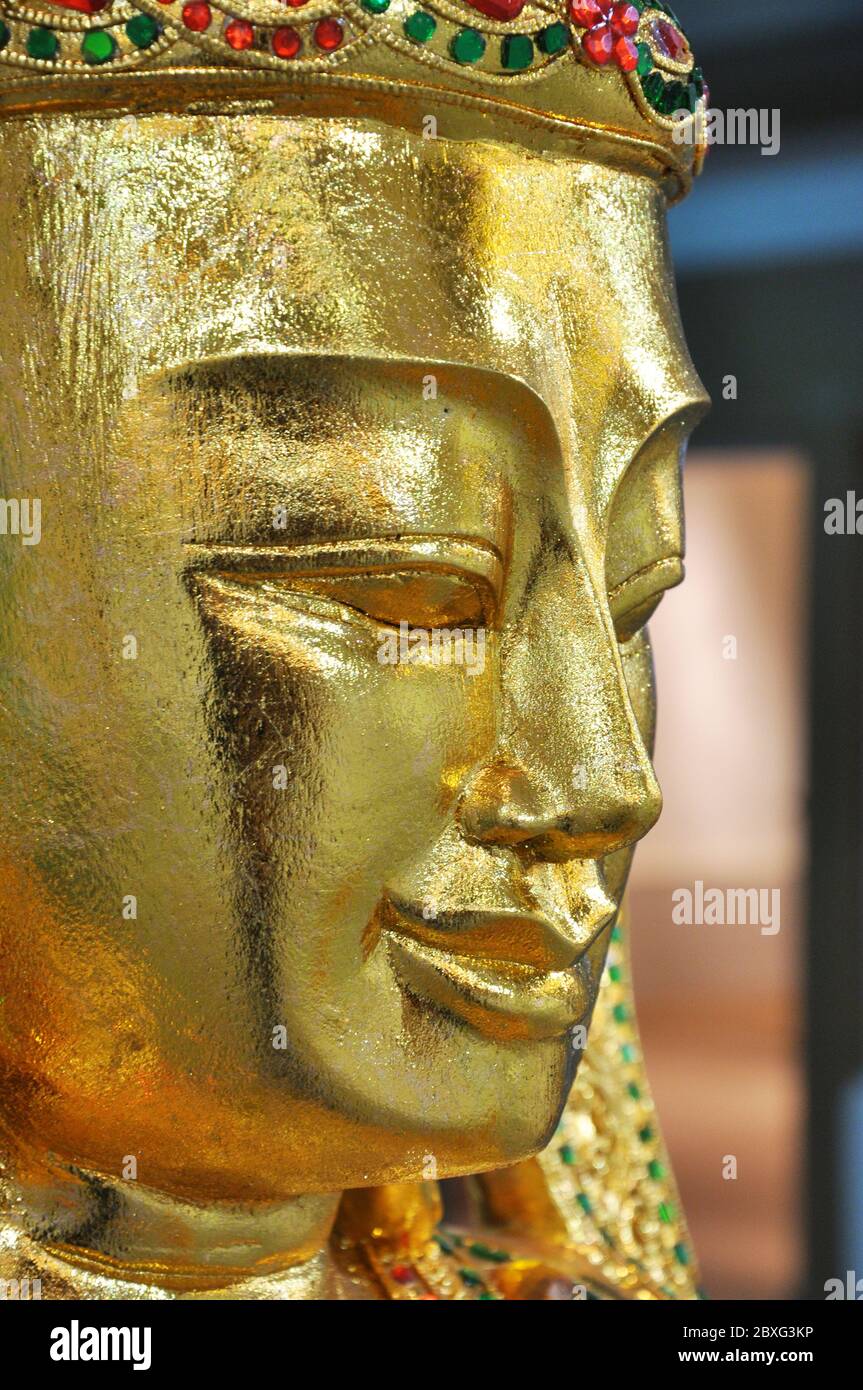 Gesicht eines goldenen Engels Schnitzerei. Es ist ein Kunststil von Thailand Stockfoto