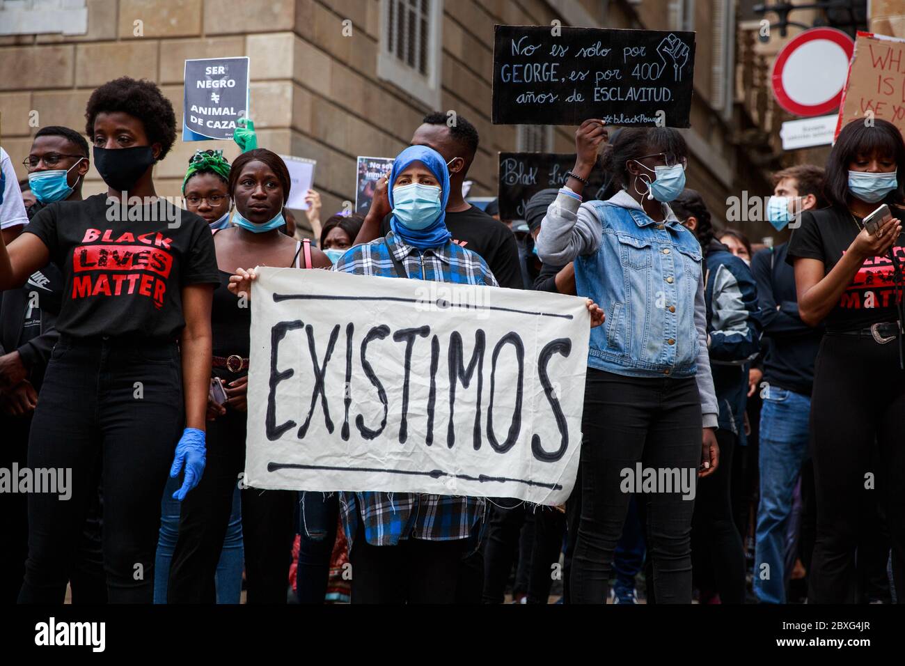 Barcelona, Spanien. Juni 2020. BARCELONA, SPANIEN – 7. Juni 2020. Demonstranten veranstalten eine Anti-Rassismus-Kundgebung vor dem katalanischen Parlament. Die Demonstration wurde von der Black African and Afrodescendant Community in Spain (CNAAE) als Reaktion auf die Polizeimorde von George Floyd in den Vereinigten Staaten organisiert. Kredit: Christine Tyler/Alamy Live News Stockfoto