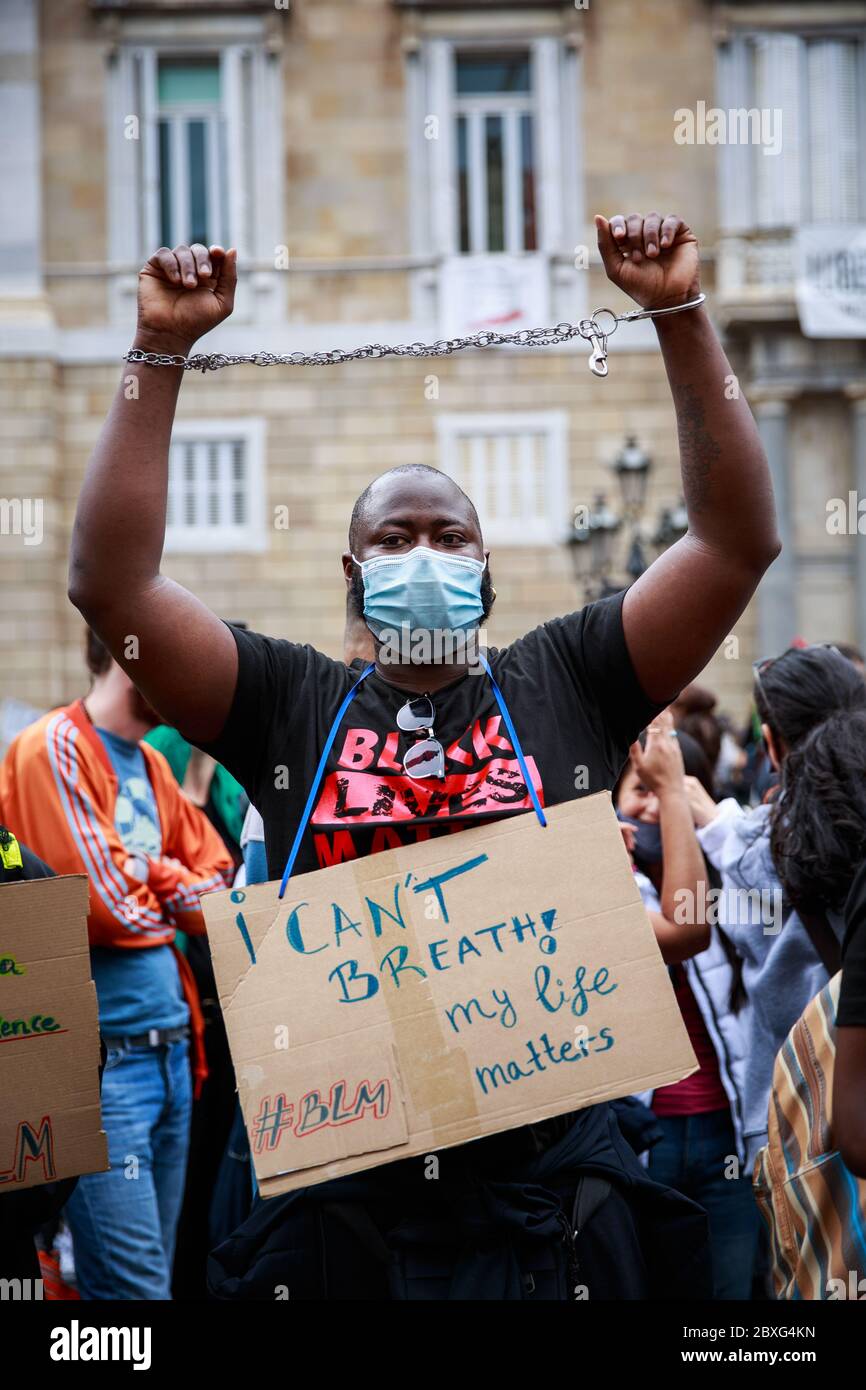 Barcelona, Spanien. Juni 2020. BARCELONA, SPANIEN – 7. Juni 2020. Demonstranten veranstalten eine Anti-Rassismus-Kundgebung vor dem katalanischen Parlament. Die Demonstration wurde von der Black African and Afrodescendant Community in Spain (CNAAE) als Reaktion auf die Polizeimorde von George Floyd in den Vereinigten Staaten organisiert. Kredit: Christine Tyler/Alamy Live News Stockfoto