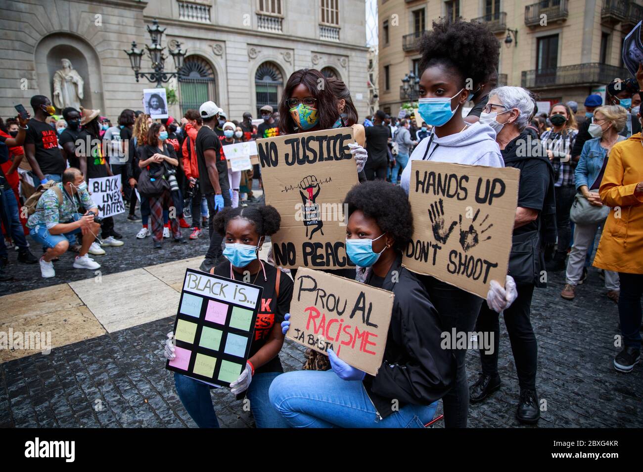Barcelona, Spanien. Juni 2020. BARCELONA, SPANIEN – 7. Juni 2020. Demonstranten veranstalten eine Anti-Rassismus-Kundgebung vor dem katalanischen Parlament. Die Demonstration wurde von der Black African and Afrodescendant Community in Spain (CNAAE) als Reaktion auf die Polizeimorde von George Floyd in den Vereinigten Staaten organisiert. Kredit: Christine Tyler/Alamy Live News Stockfoto