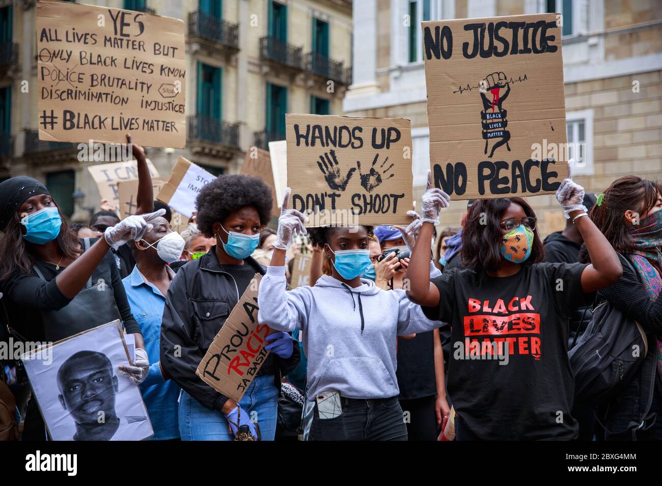 Barcelona, Spanien. Juni 2020. BARCELONA, SPANIEN – 7. Juni 2020. Demonstranten veranstalten eine Anti-Rassismus-Kundgebung vor dem katalanischen Parlament. Die Demonstration wurde von der Black African and Afrodescendant Community in Spain (CNAAE) als Reaktion auf die Polizeimorde von George Floyd in den Vereinigten Staaten organisiert. Kredit: Christine Tyler/Alamy Live News Stockfoto
